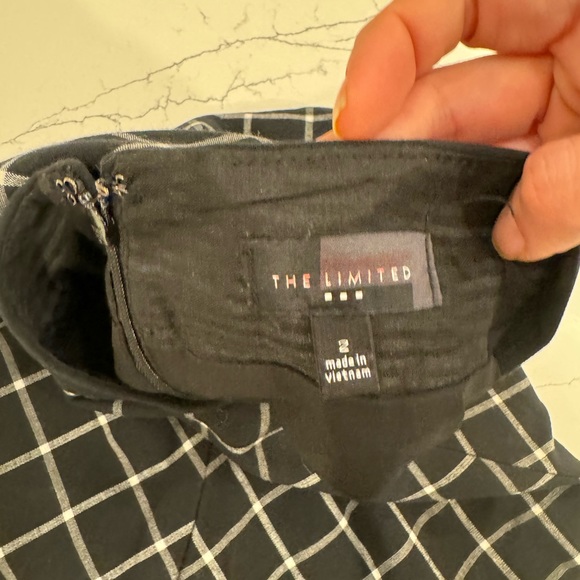 The Limited patterned, pencil skirt, women’s size 2 - Picture 3 of 3